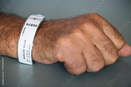 Obraz na płótnie Patient earing an identification wristband in the intensive care unit