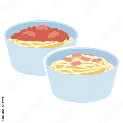使い捨て容器に盛りつけられたパスタ