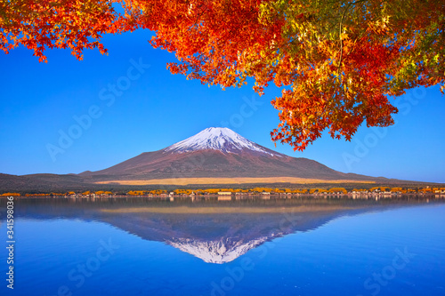 紅葉シーズンの山梨県山中湖、富士山と紅葉
