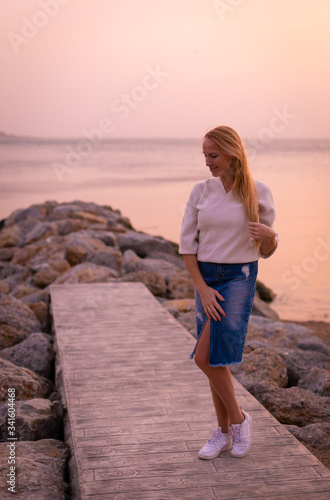Obraz na płótnie Blonde model on the beach at summer w salonie