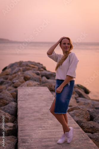 Obraz na płótnie Blonde model on the beach at summer w salonie