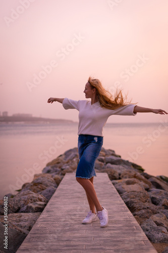 Obraz na płótnie Blonde model on the beach at summer w salonie