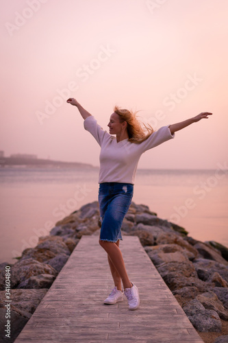 Obraz na płótnie Blonde model on the beach at summer w salonie