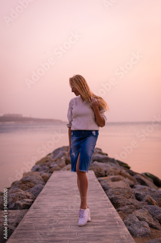 Obraz na płótnie Blonde model on the beach at summer w salonie