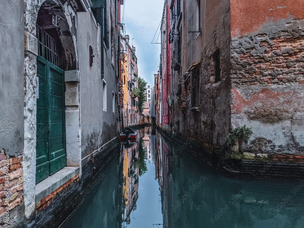 Venice on quarantine: clean water, empty canals