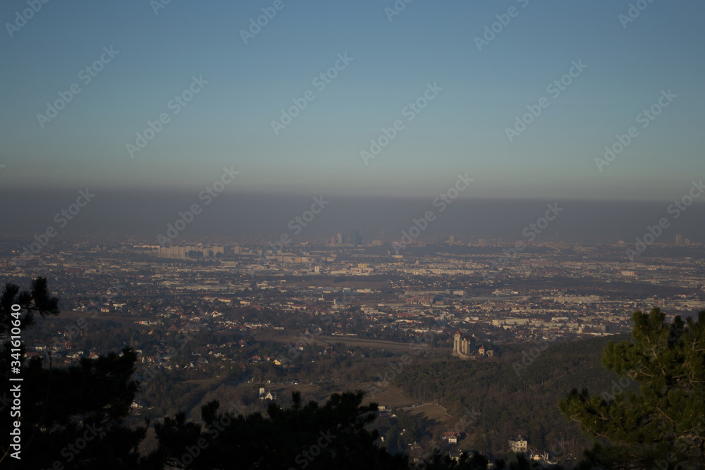 Hier ist die Aussicht von dem Husarentempel, in Mödling, Niederösterreich.
Anzumerken ist dass auf den Fotos sehr gut erkennbar ist, wie stark die Luftverschmutzung in Wien ist.