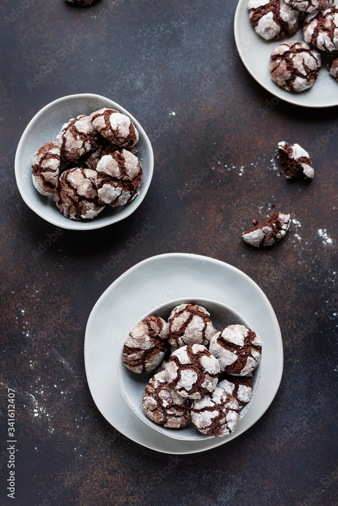 crinkle cookies in icing sugar