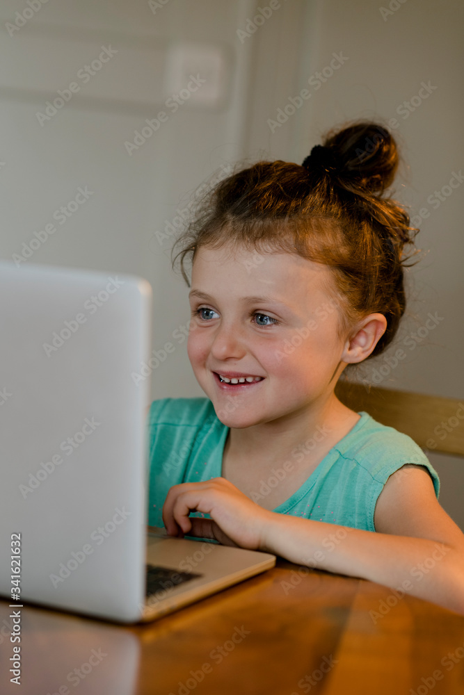Mädchen am Laptop