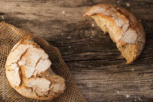 Obraz na płótnie homemade fresh bread on a wooden table w salonie