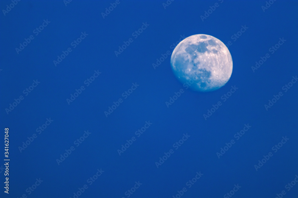 Mond (luna) kurz vor Vollmond, vor blauem Hintergrund, freier Raum links und unten Mond (luna) kurz vor Vollmond, vor blauem Hintergrund, freier Raum links und unten