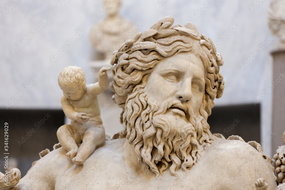 Naklejka premium Tête d'une statue antique d'un dieu