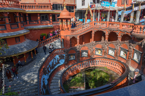 Foto People walking on the stairs to Gupteshwor Mahadev cave in Pokhara, Nepal
