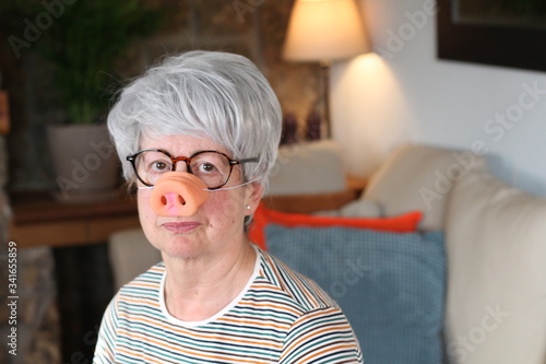 Fotografía Senior woman wearing pig-style nose