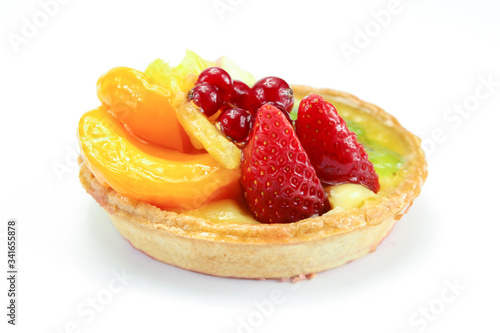 Fototapeta Naklejka Na Ścianę i Meble -  tartelette aux fruits sur un fond blanc