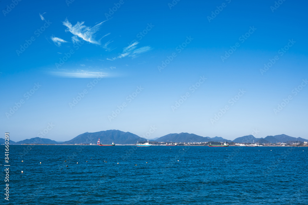 青空と彦島の眺め【山口県】