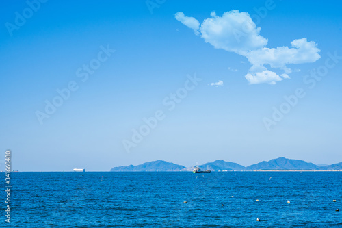 青空と彦島の眺め【山口県】 © doraneko777