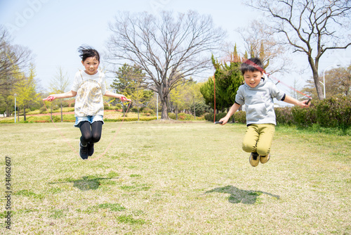 Quadro su tela 公園で縄跳びの練習をする姉弟