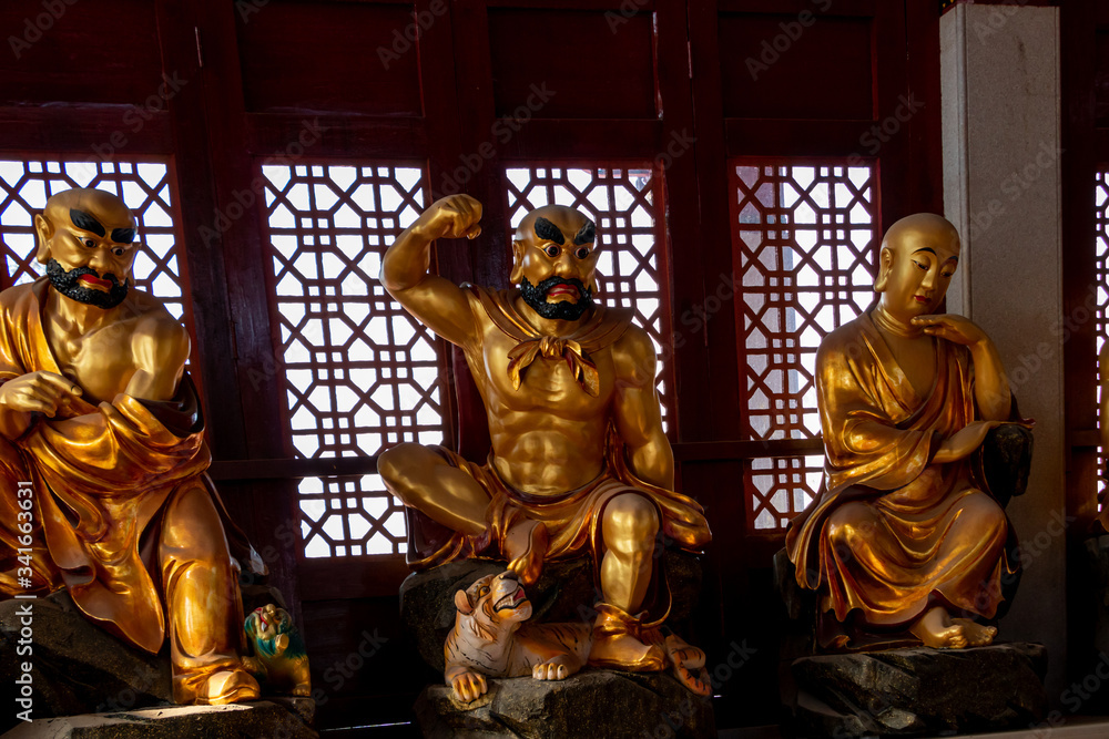 Fototapeta premium Chinese buddhist temple inside 