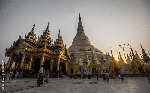 Yangon, Myanmar »; March 2018: Tourists visiting the Shwedagon pagoda temple at sunset