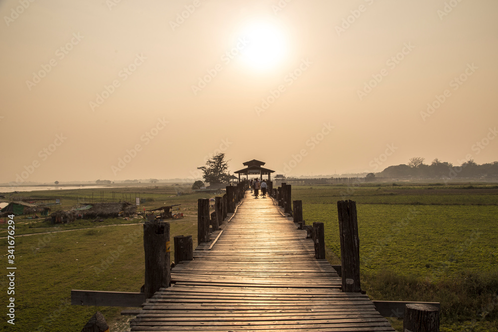 Obraz premium Pyin oo lwin, Myanmar '; Spring 2018: Sunset at U Bein Bridge in Myanmar