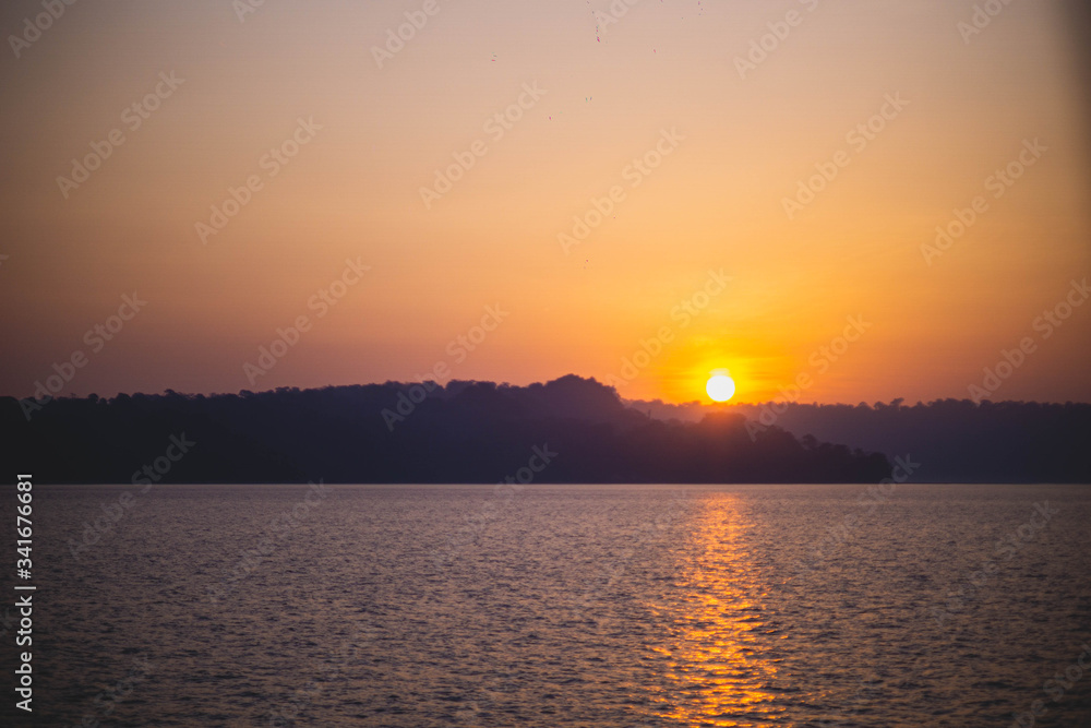 Naklejka premium sunrise over the sea in havelock andaman india