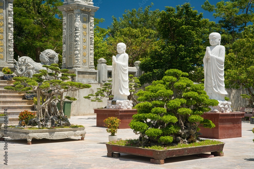 Obraz premium statue in the garden