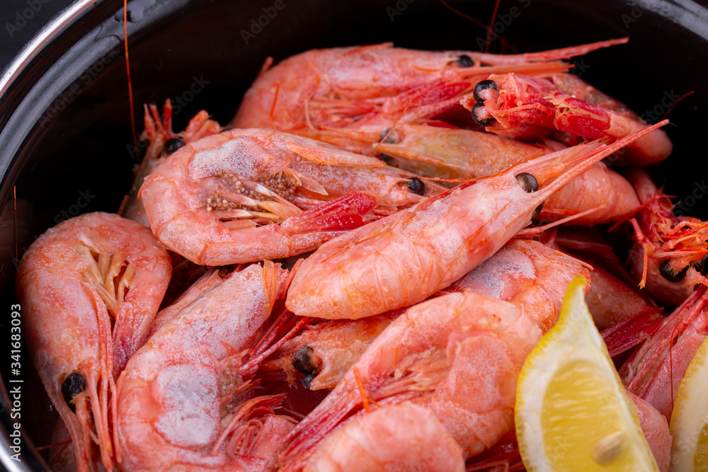 Boiled shrimp, served with lemon and cream sauce Boiled shrimp, served with lemon and cream sauce