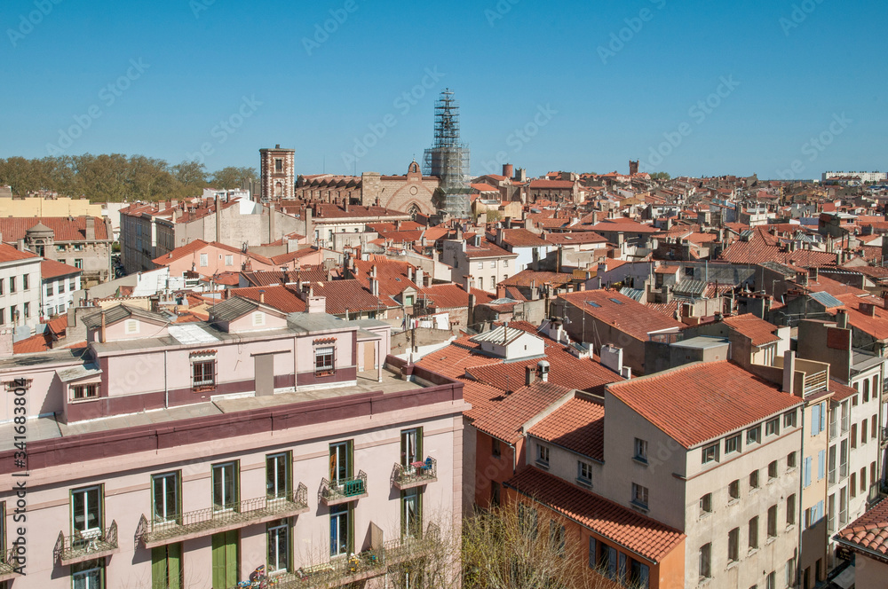 Vue des toits sur la cathédrale St Jean à Perpignan Vue des toits sur la cathédrale St Jean à Perpignan