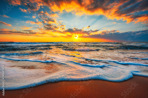 Fototapeta Naklejka Na Ścianę i Meble -  Beach sunrise  or sunset over the tropical sea and sky with clouds