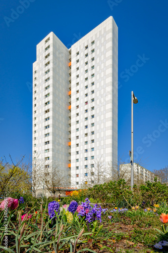 Frühling in der Stadt - Hochhaus mit blühenden Frühlingsblumen in Berlin-Hohenschönhausen (Inschrift am Haus: der Straßenname 