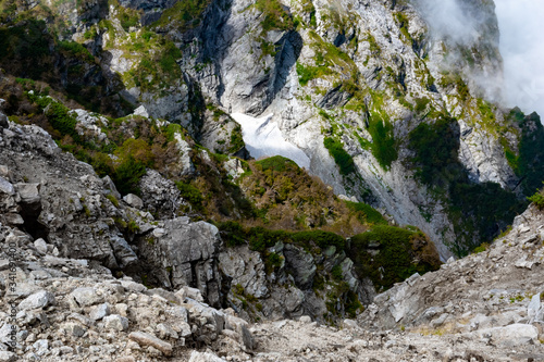 夏の北アルプス後立山連峰、唐松岳へ向かう八方尾根からの雪渓