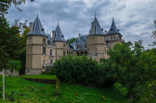 Piękny Pałac Gołchowski wśród zieleni