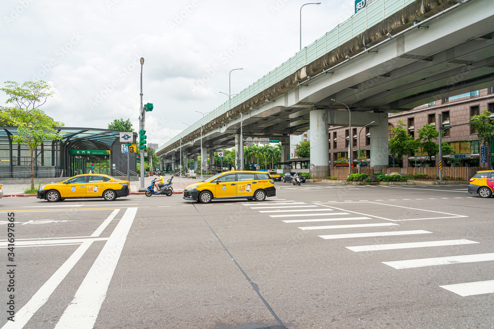 Obraz premium TAIPEI, TAJWAN - 2 lipca 2019: Taxi na ulicach Tajpej, Tajwan