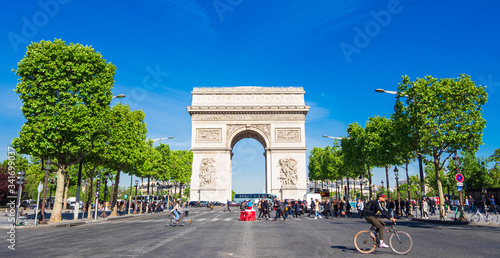 パリ　シャンゼリゼ通りと凱旋門　ワイド photo