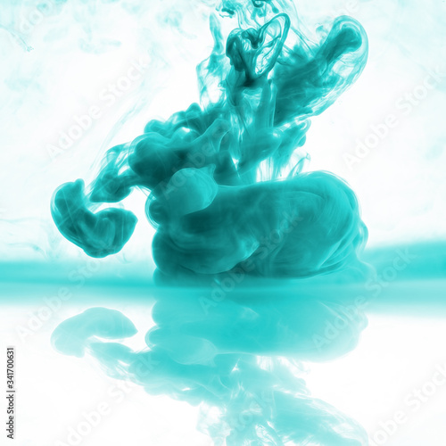 Mint färrbige Tintenwolke im Wasser photo