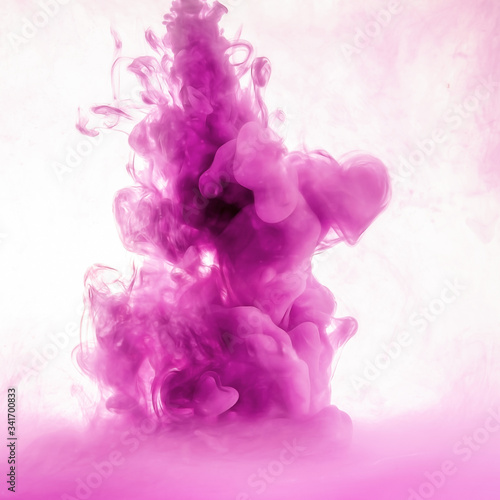 Rosa färbige Tintenwolke im Wasser