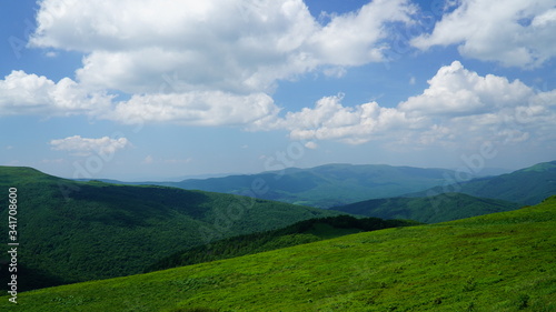 Fototapeta Naklejka Na Ścianę i Meble -  Bieszczady. Krajobraz zielonych gór na tle nieba