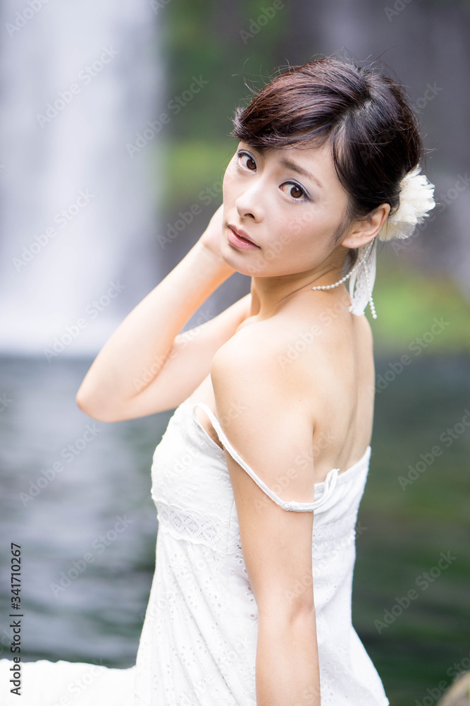 渓流と女性 渓流と女性