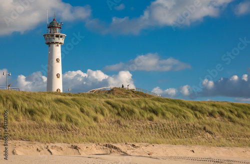 Dünenlandschaft mit Leuchtturm in Egmond aan Zee