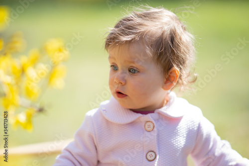 Portret Dziewczynki zdziwionej patrzącej na kwiaty 