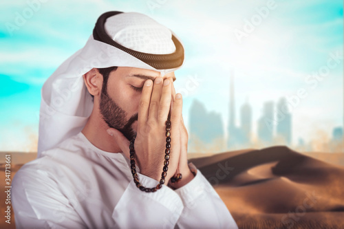 Quadro su tela Arabic man doing Duaa in the middle of desert