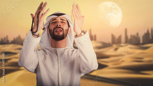 Quadro su tela Arabic man hand holding a muslim rosary in the desert
