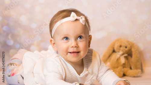 Uśmiechająca się śliczna mała dziewczynka portret  