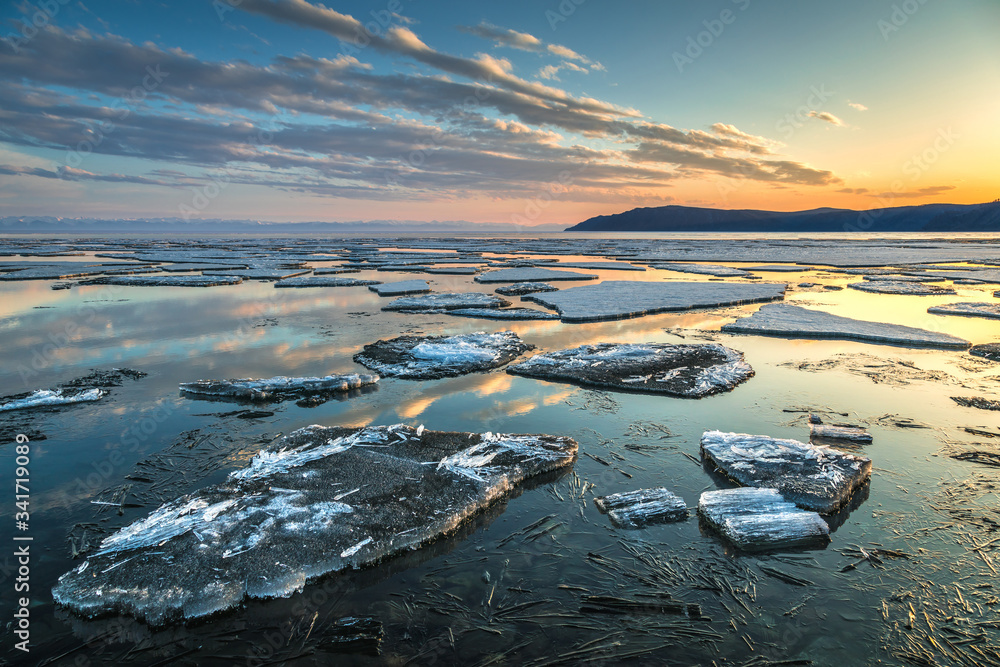 Obraz premium Ice drift on lake Baikal near the source of the Angara river at sunset