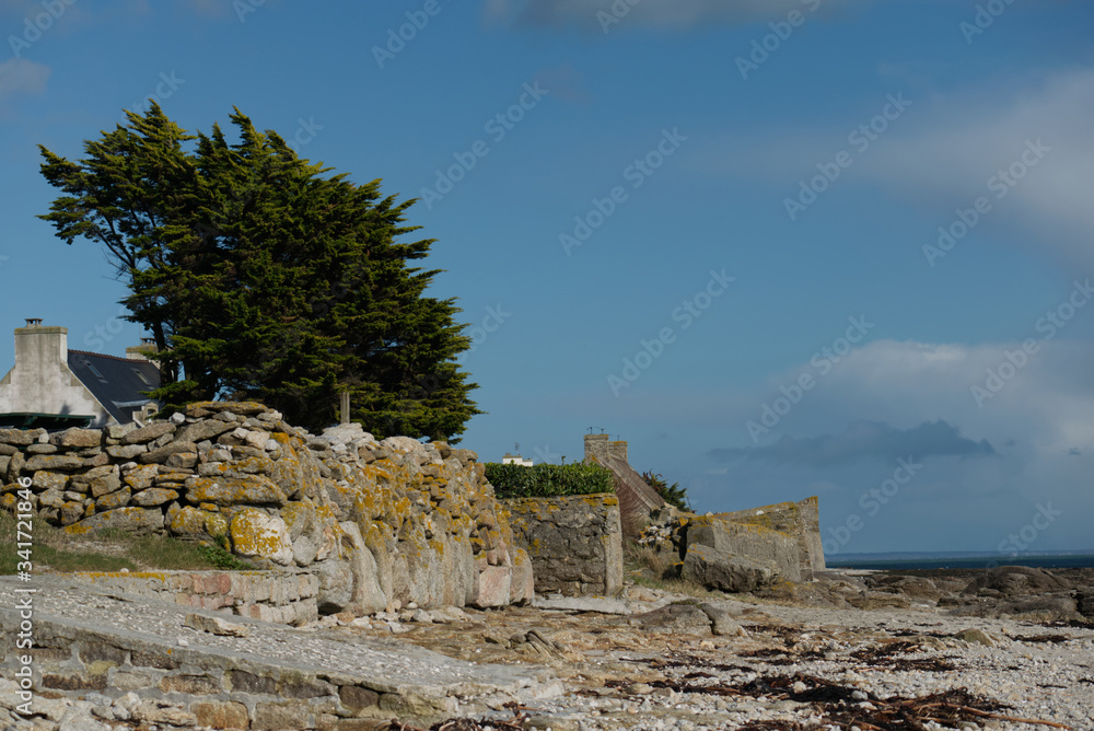 Plage de la ville de Loctudy en Bretagne dans le Finistère vagues puissantes, digue aux formes géométriques, rochers, algues, marée montante et descendante viennent parfaire ce sublime paysage marin