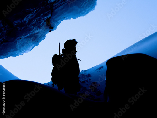Silhouette dans un glacier