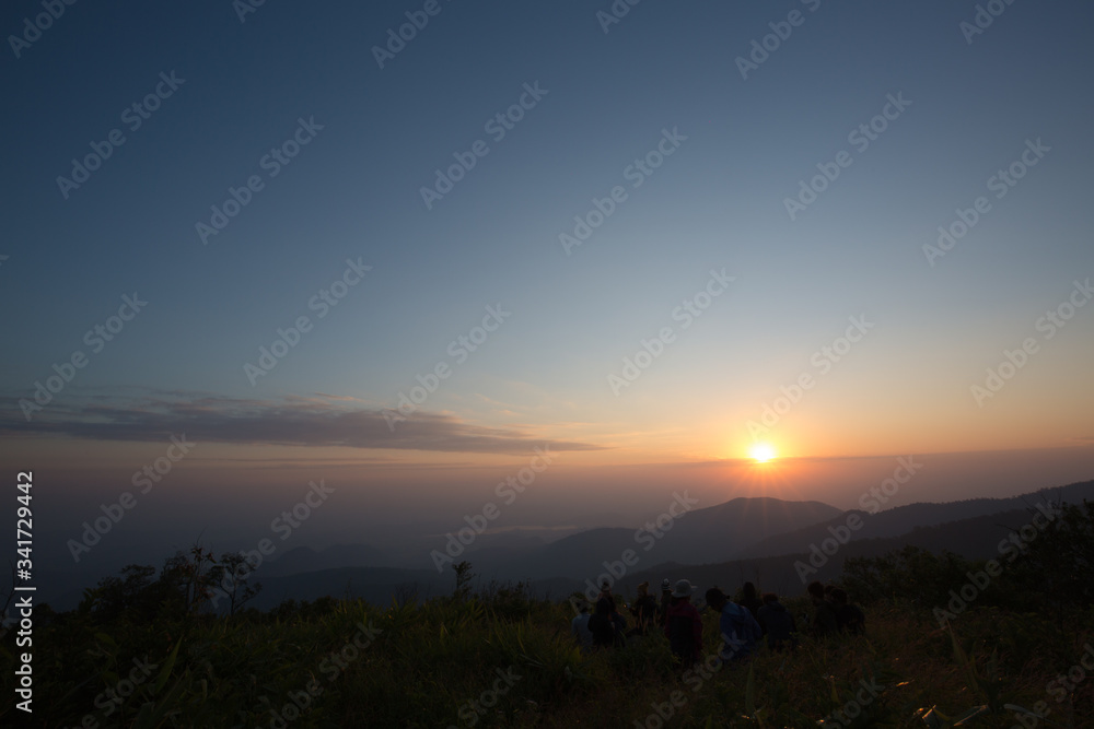 Obraz premium silhouette mountain have little bit cloud and sunrise background