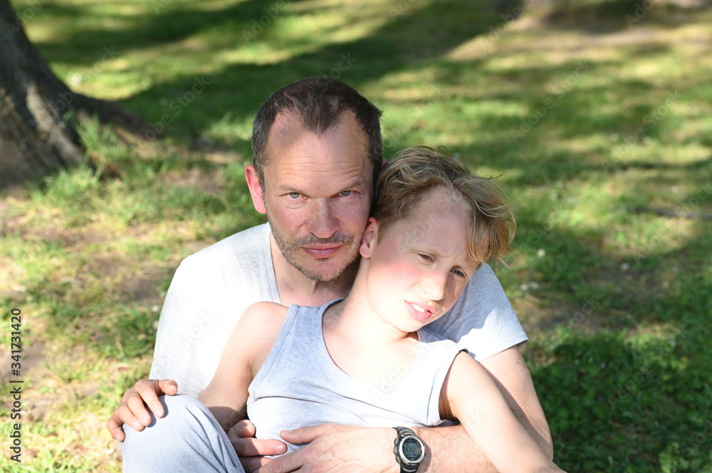 Obraz premium Vater und Sohn im Park