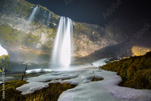 cascada de noche