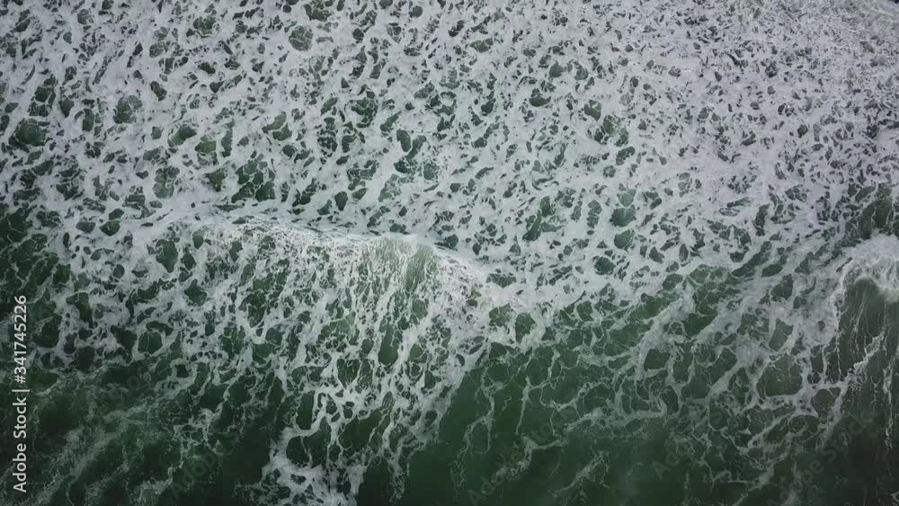 Une vague vue de dessus avec la plage